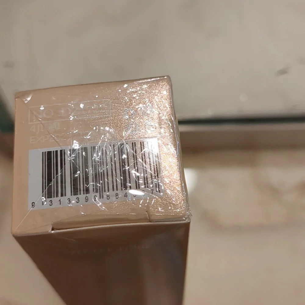 Skin Correcting Foundation - Picture 3 of 4